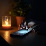 Pessoa compartilhando versículo bíblico da noite para status no smartphone, criando momento de reflexão e conexão espiritual