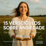 Capa principal do artigo mostrando mulher jovem sorrindo genuinamente segurando Bíblia aberta em campo dourado ao pôr do sol, ilustrando transformação através de versículos sobre ansiedade para encontrar paz em Deus